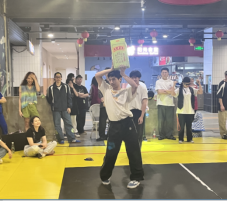 一群穿戴礼服的人中度可信度描述已自动天生